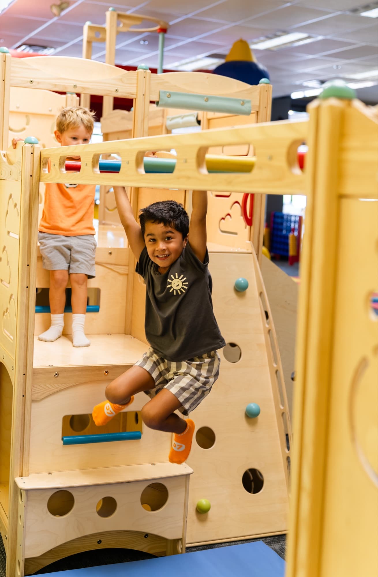 Busy Bees play center photo 4